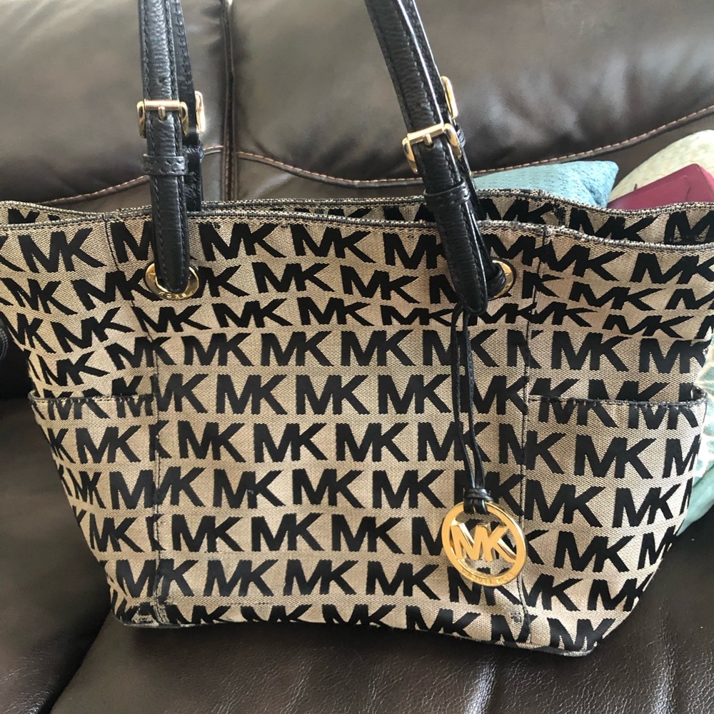 Large MK tote. Gently used. Good condition